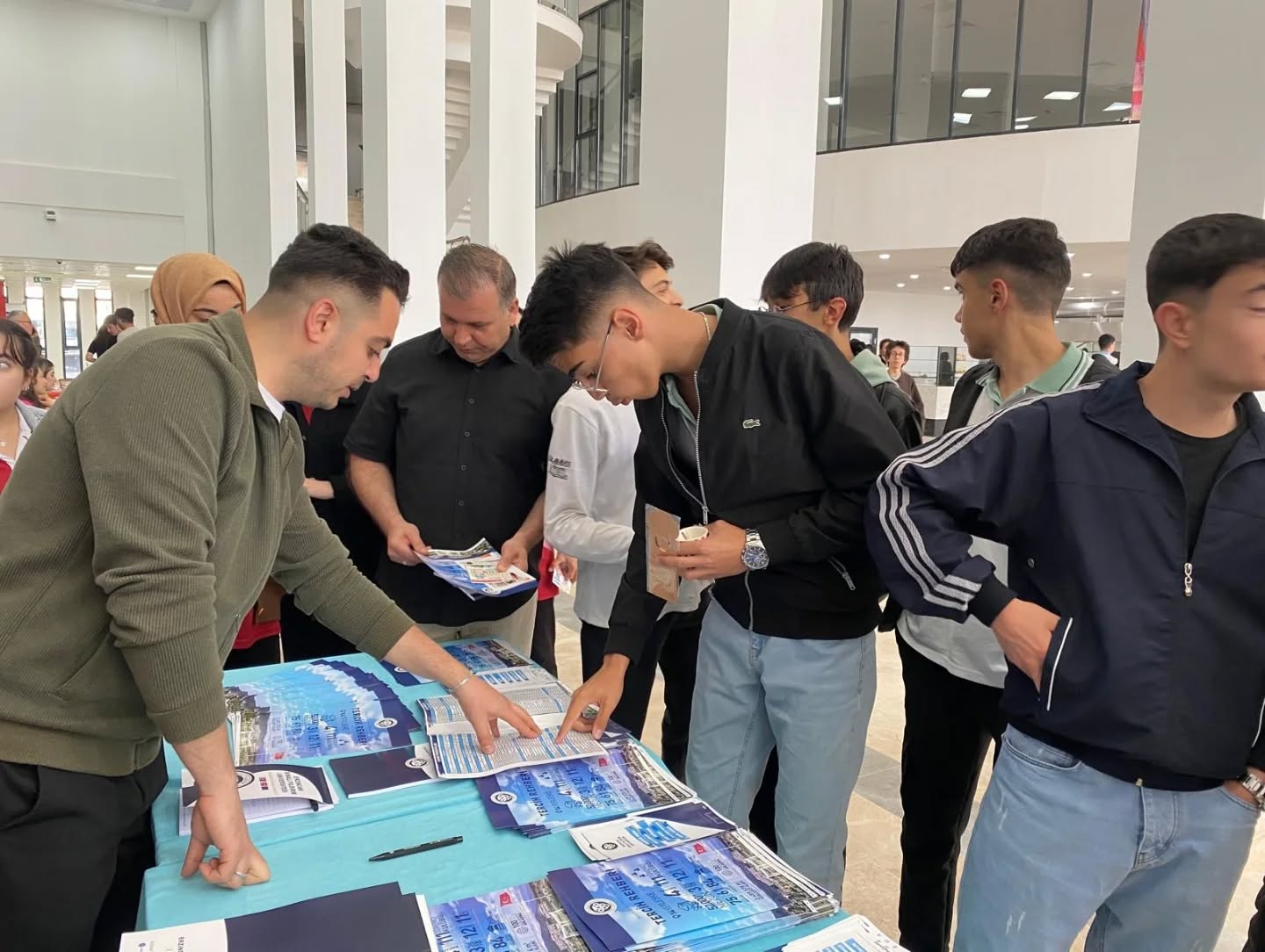 Anadolu Üniversiteler Birliği’ne Üye 18 Üniversite, 22 Mayıs 2025 Perşembe Günü Sivas Bilim Ve Teknoloji Üniversitesi (Sbtü) Ev Sahipliğinde Düzenlenen Üniversite Tanıtım Fuarı’nda Bir Araya Geldi.