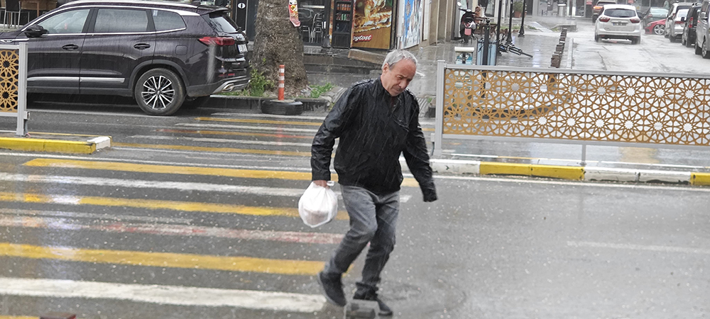 Erzincan’da Aniden Bastıran Sağanak Yağmura Vatandaş Hazırlıksız Yakalandı (1)