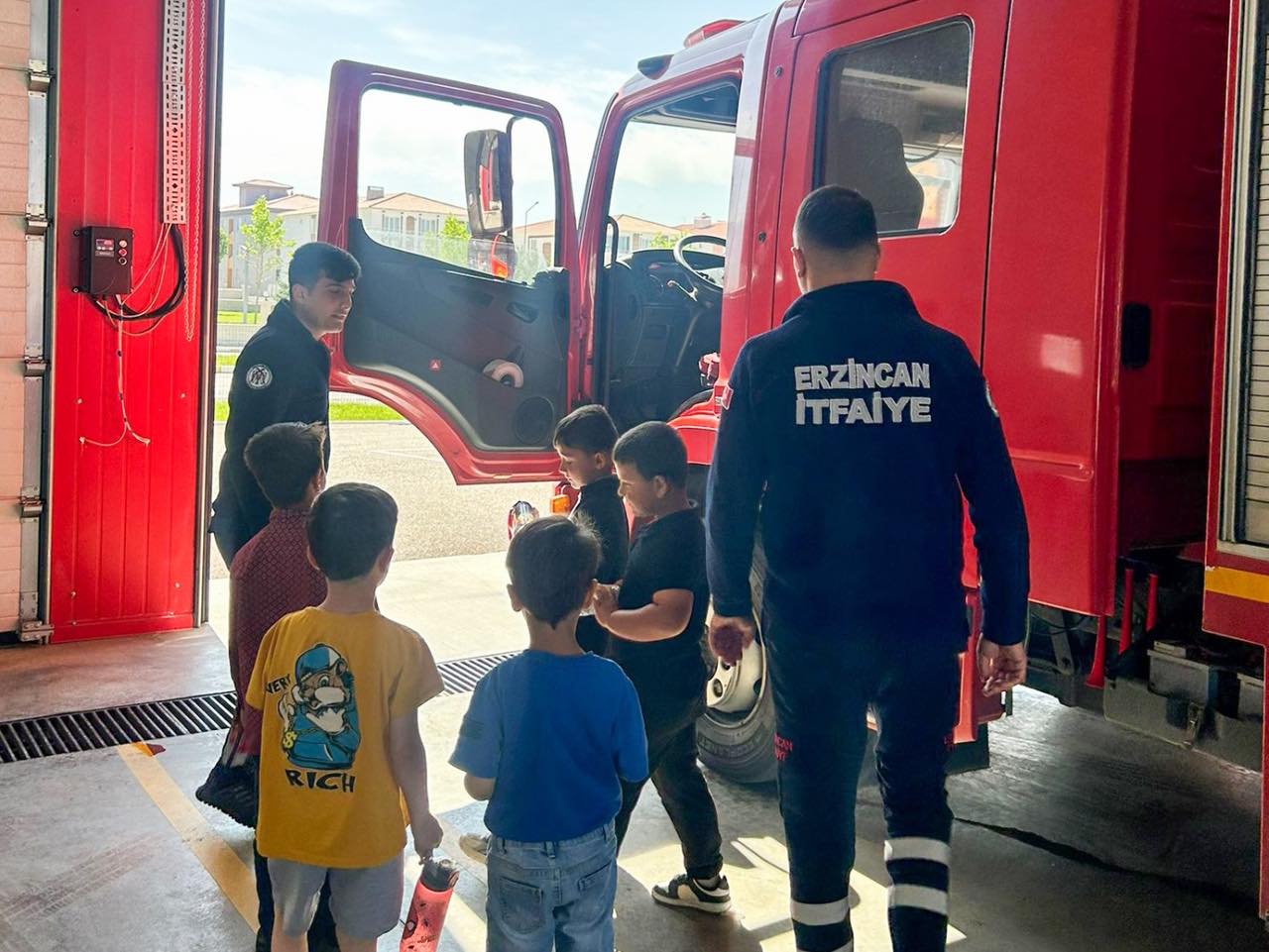 İtfaiyeciler Öğrencilere Mesleklerini Tanıttı (2)