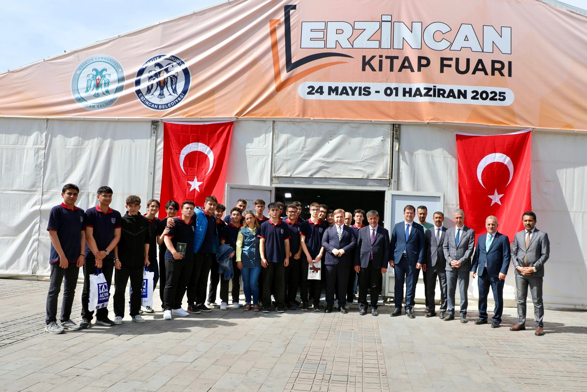 Vali Aydoğdu Kitap Fuarında (2)