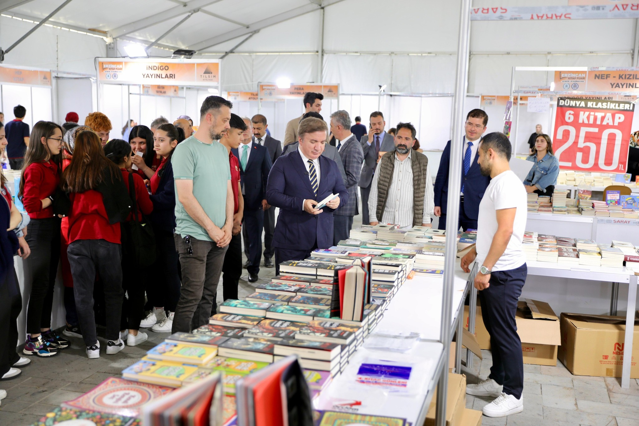 Vali Aydoğdu Kitap Fuarında (4)