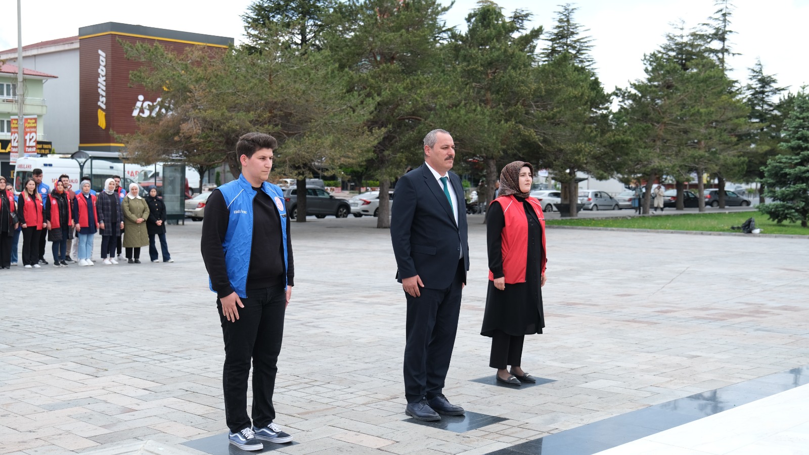 Erzincan'da Gençlik Haftası, Atatürk Anıtı'na gençlerin katılımıyla çelenk sunma töreniyle başladı.-1