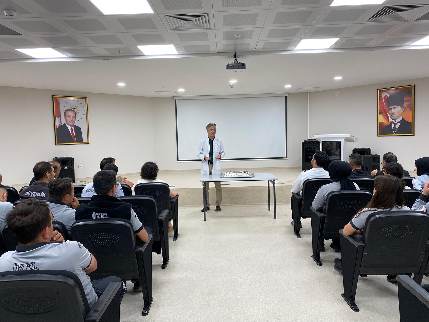 Erzincan'ın Başhekiminden Güvenlik Görevlilerine Jest