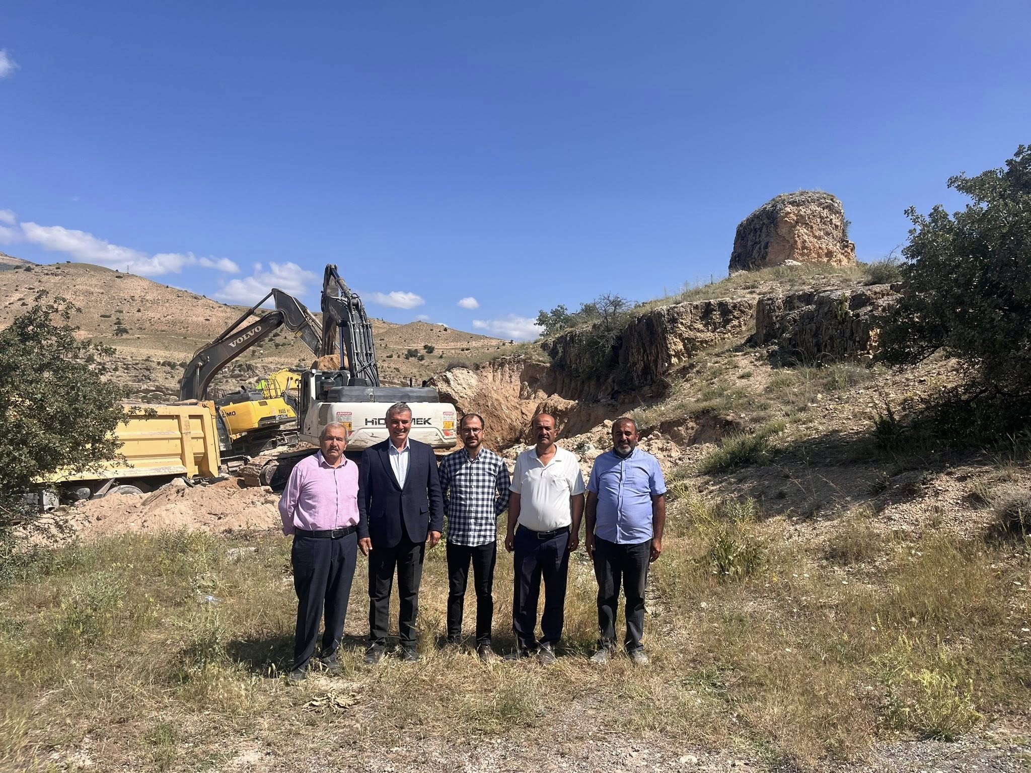 Erzincan'ın Ilçesi Şantiyeye Döndü... Tam Kapasite Çalışıyorlar... (1)