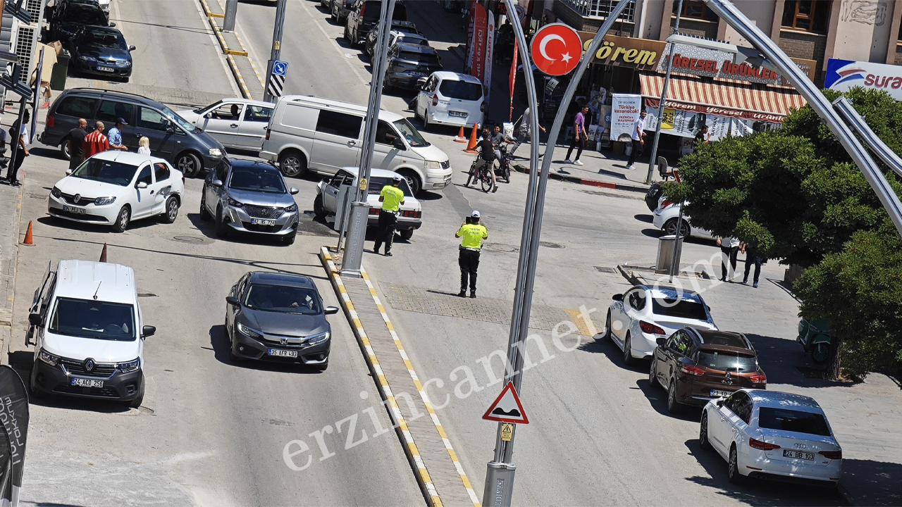 Erzincan’da 3 Araçlı Trafik Kazası Meydana Geldi 1