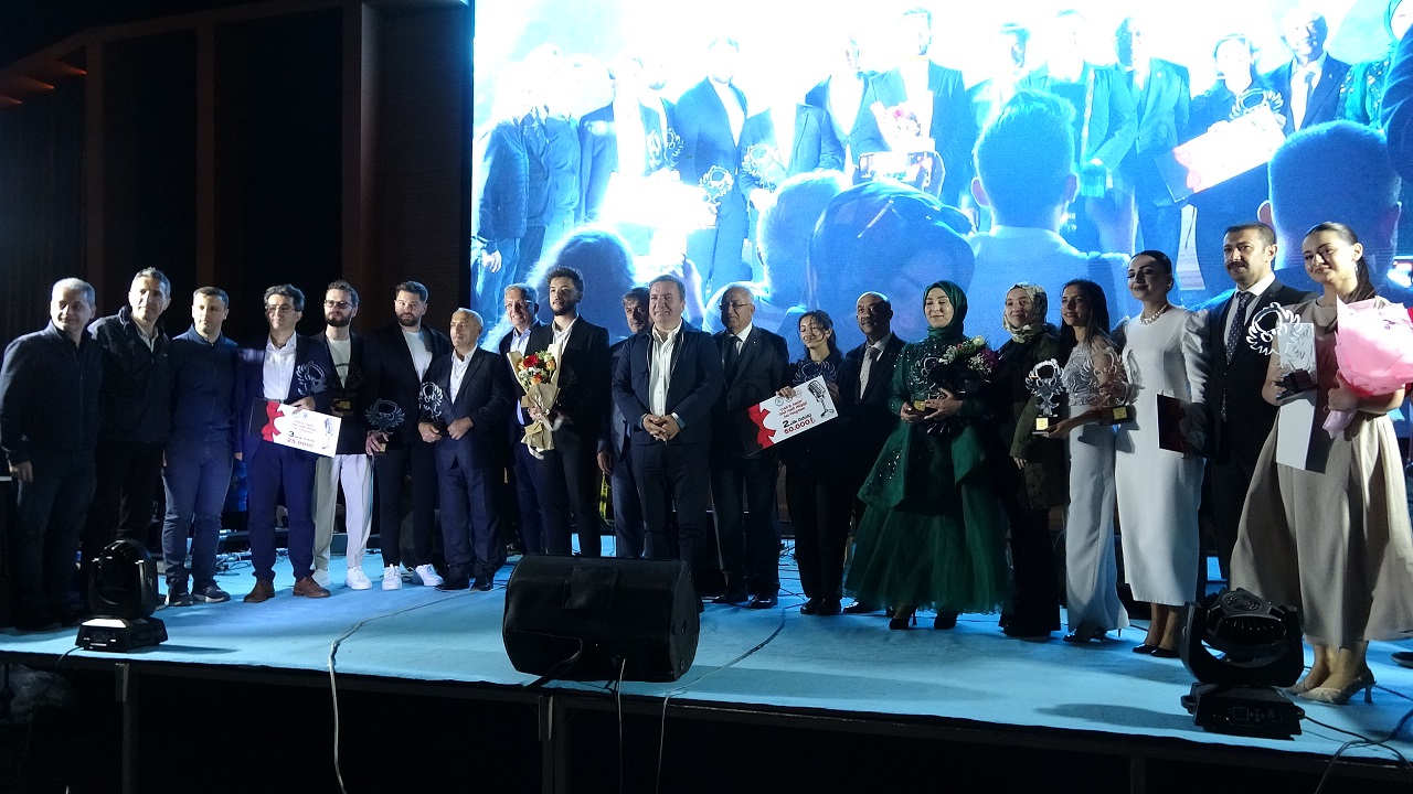 Erzincan’da “Canlı Sesler” Yarışmasının Şampiyonu Mukaddes Gizem Canbaba!1