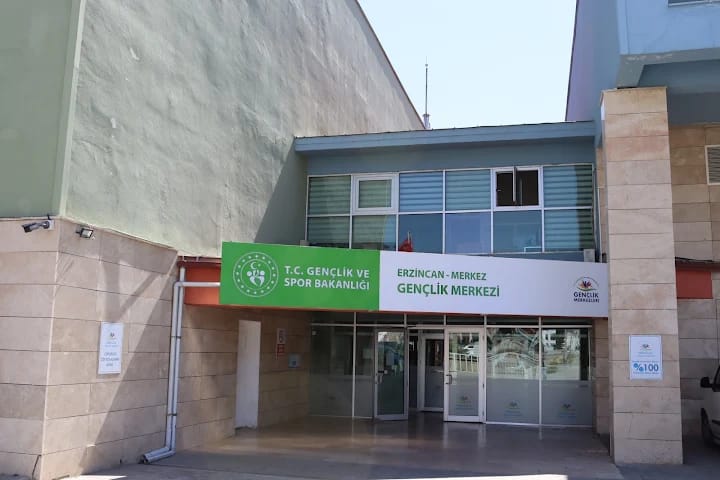 Erzincan'da Gençler Çanakkaleye Uğurlanıyor. Gençlik Merkezi