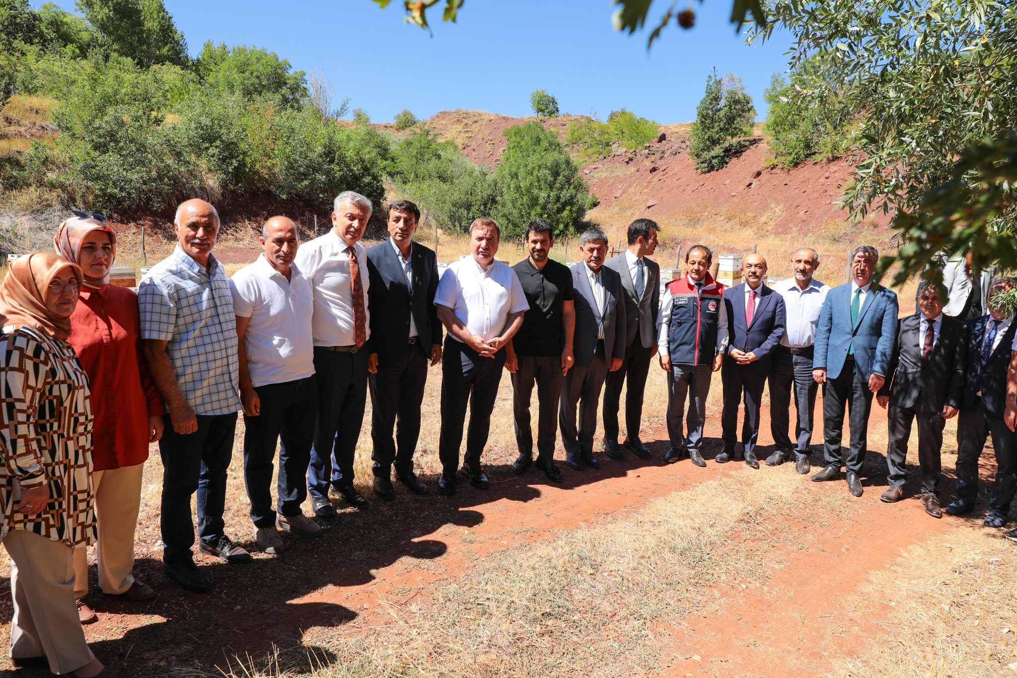 Erzincan’ın Coğrafi Işaretli Tescilli Geven Balında Bu Yılın Ilk Hasadı, Çatalarmut Köyü’ndeki Arıcı Osman Nuri Ekinci’nin Bahçesinde Gerçekleştirildi.1