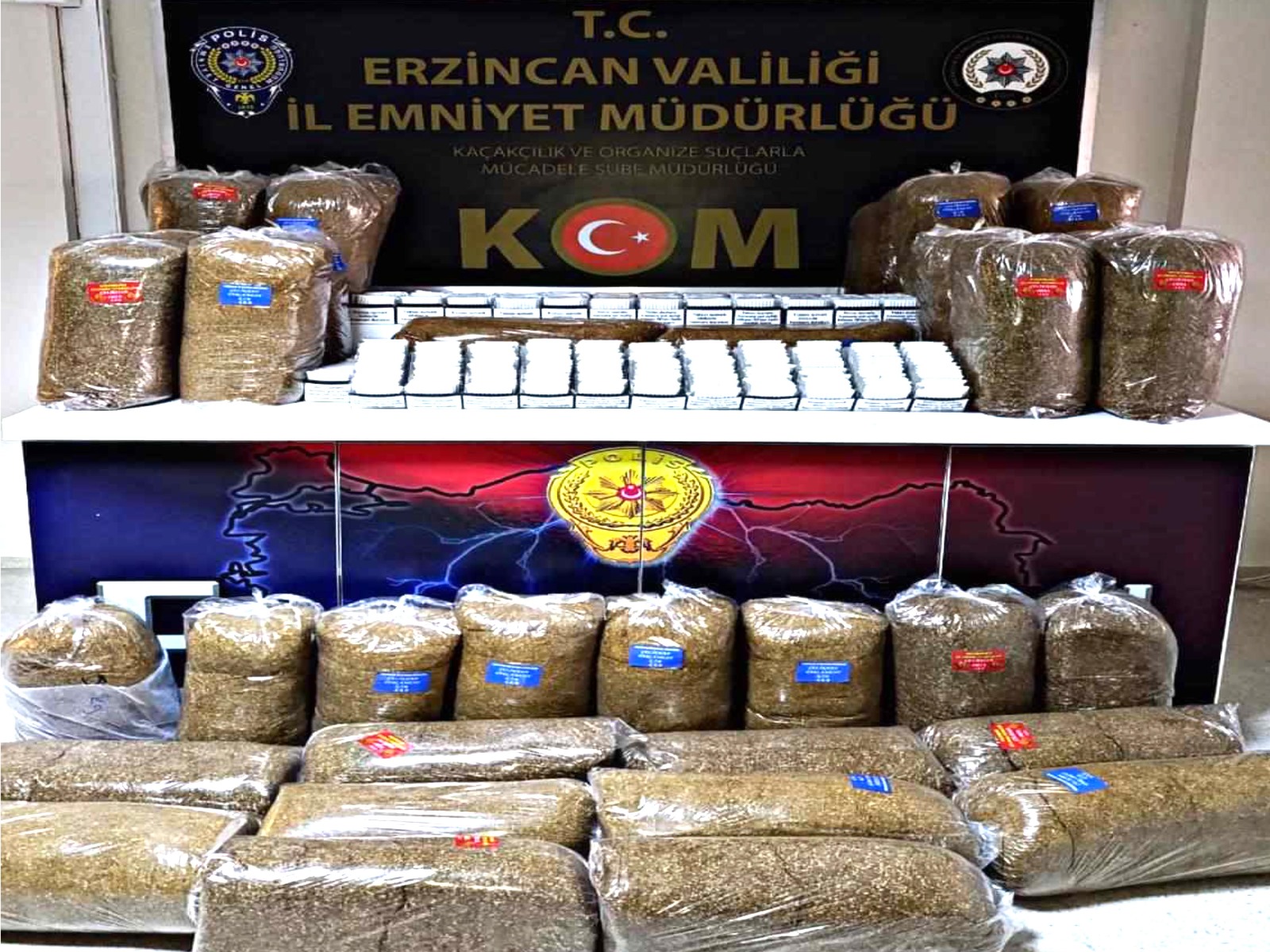 440 paket / 8800 dal içi tütün doldurulmuş makaron, - 40 paket / 200 kg açık kıyılmış tütün ele geçirilmiştir.
