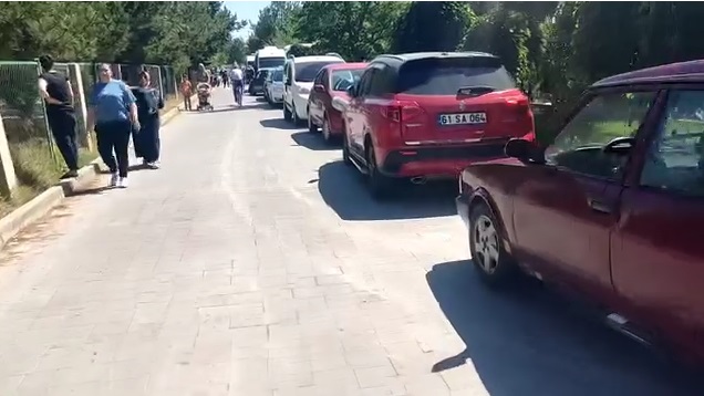 Erzincan’da Okul Yolunda Tehlike Kaldırım Yok, Araç Çok 4