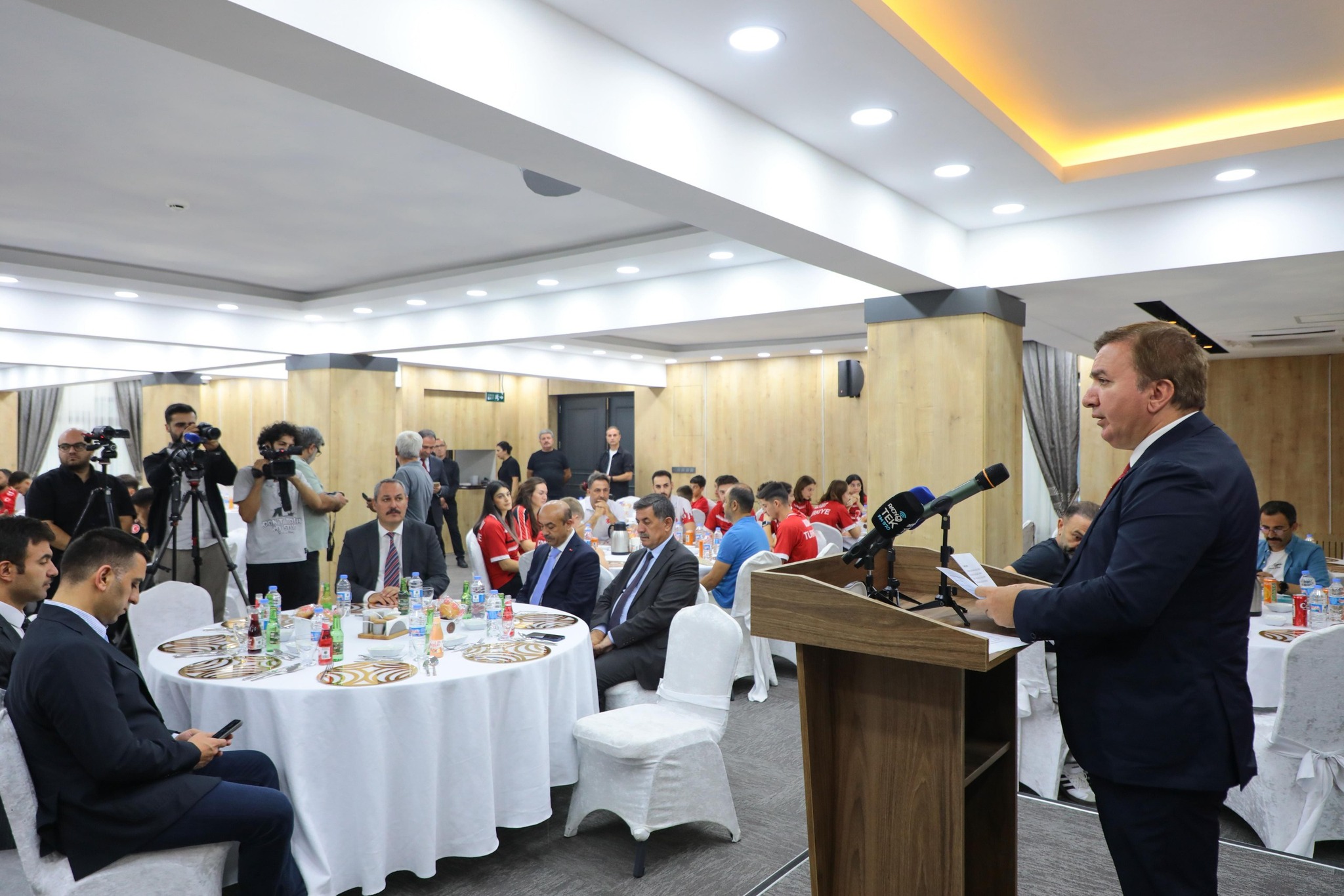 Valilikten Sporculara Yemek (2)