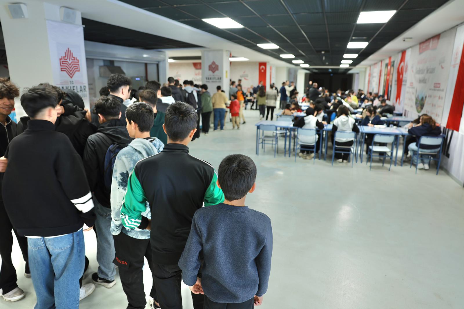 Vali Aydoğdu, Terzi Sofrası’nda Öğrencilerle Bir Araya Geldi-1