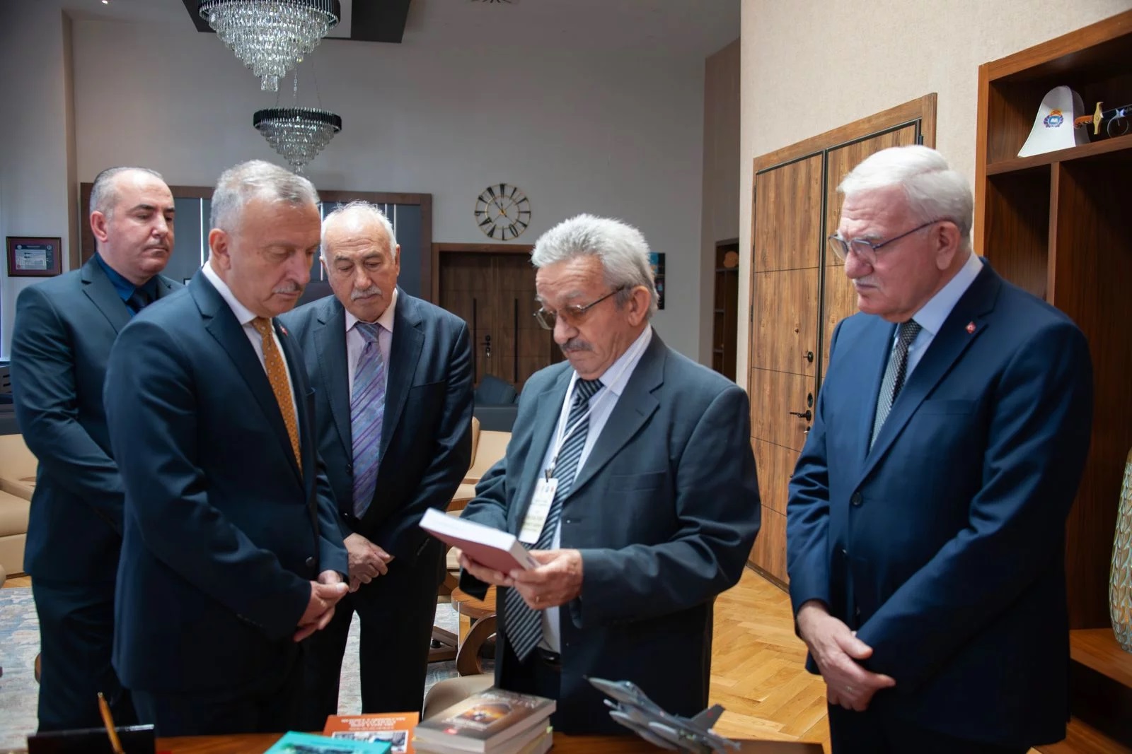 Akademisyen Ve Yazarları Makamında Kabul Etti3