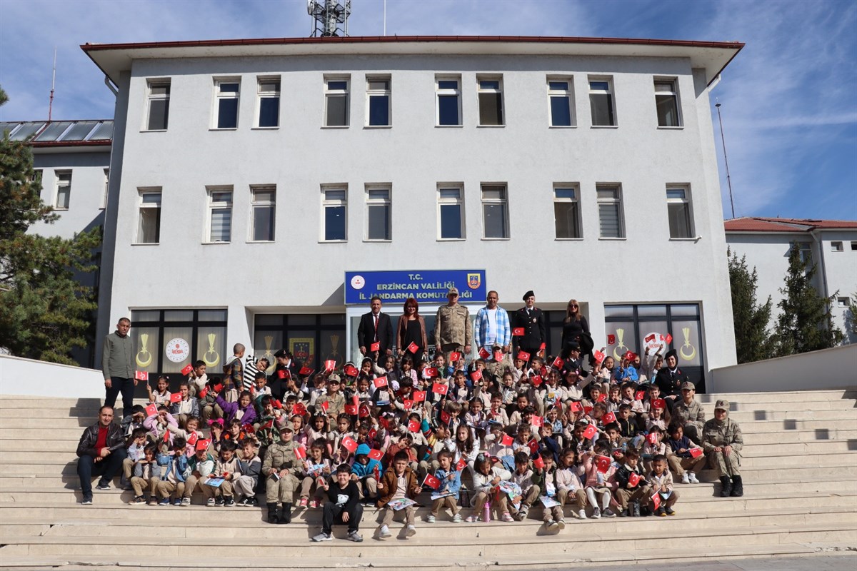 Çocuklar Jandarmaya Hayran Kaldı (2)