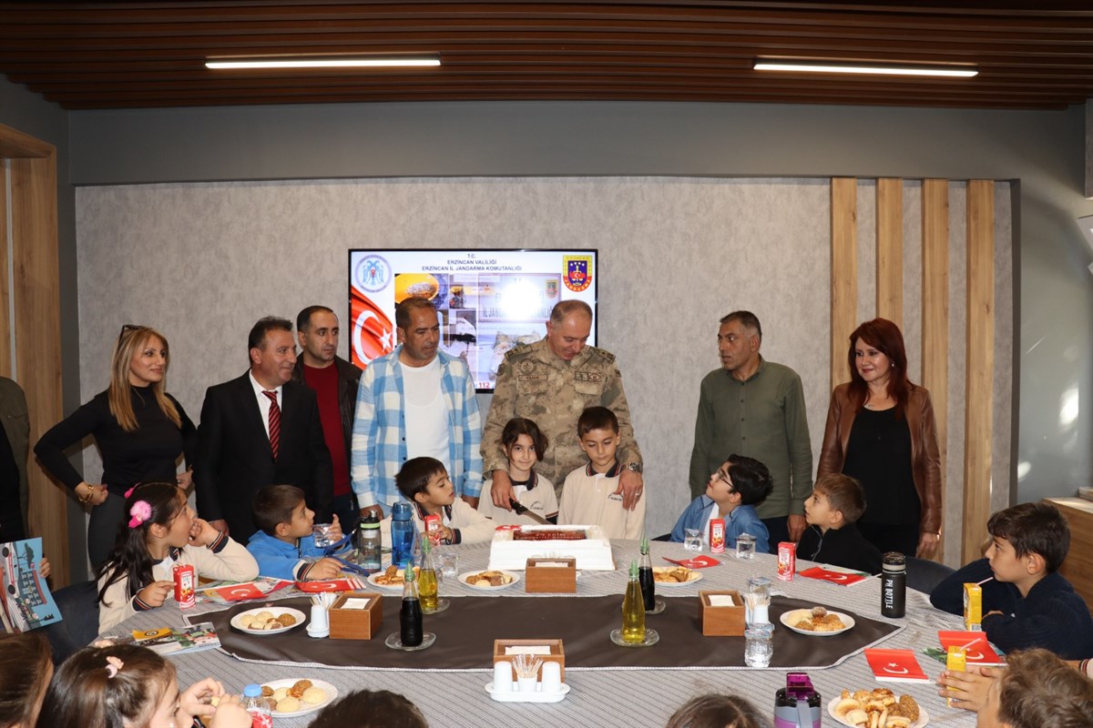 Çocuklar Jandarmaya Hayran Kaldı (3)