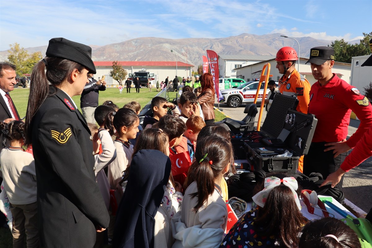 Çocuklar Jandarmaya Hayran Kaldı (7)