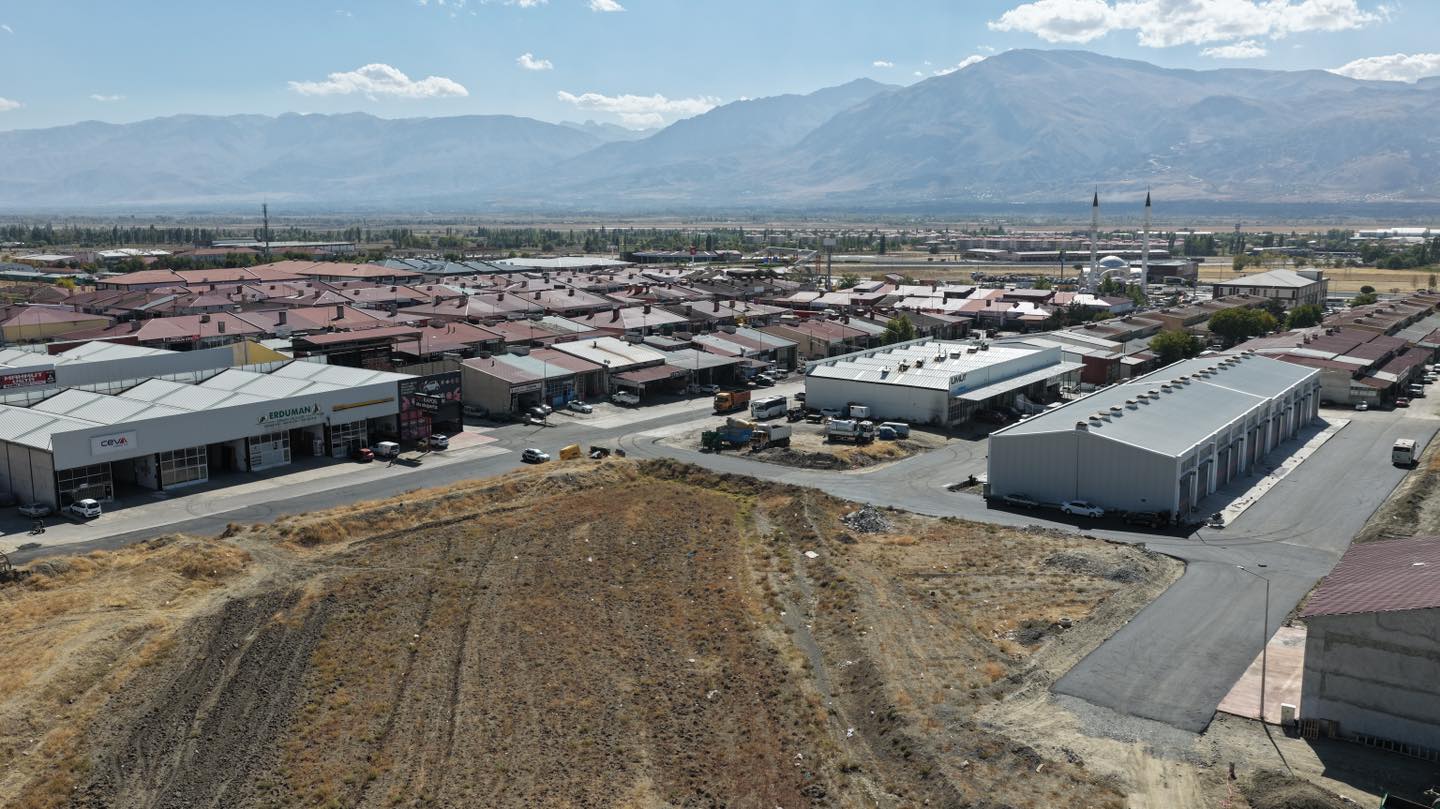 Erzincan Belediyesi Fen İşleri Müdürlüğü Ekipleri Tarafından Yürütülen Altyapı Ve Üstyapı Çalışmaları Kapsamında, Yeni Sanayi Sitesi’nde Başlatılan Sıcak Asfalt Serimi Tamamlandı.