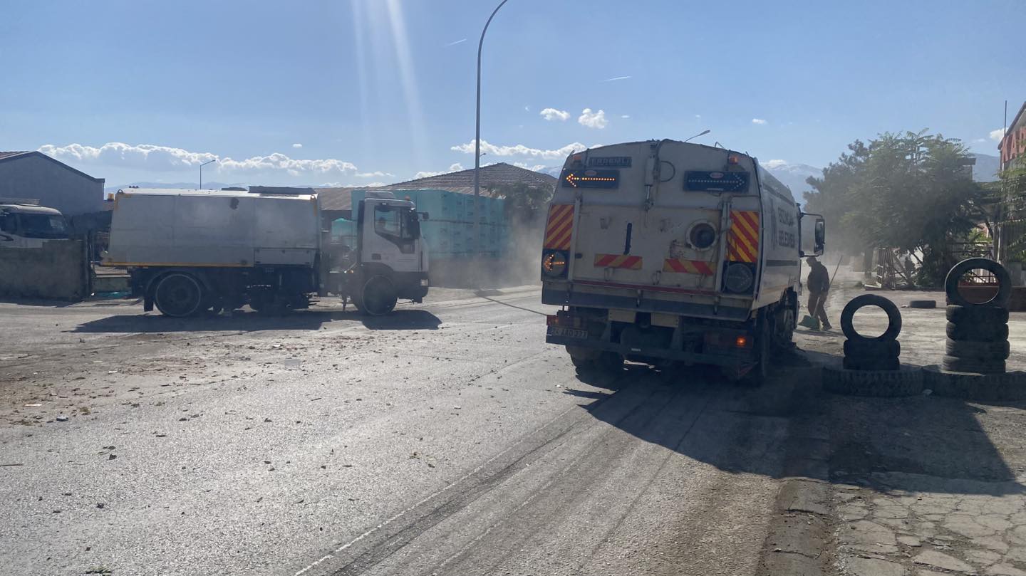 Erzincan Belediyesi Temizlik İşleri Müdürlüğü Ekipleri, Şehir Genelinde Sürdürdükleri Temizlik Çalışmalarına Aralıksız Devam Ediyor.-1