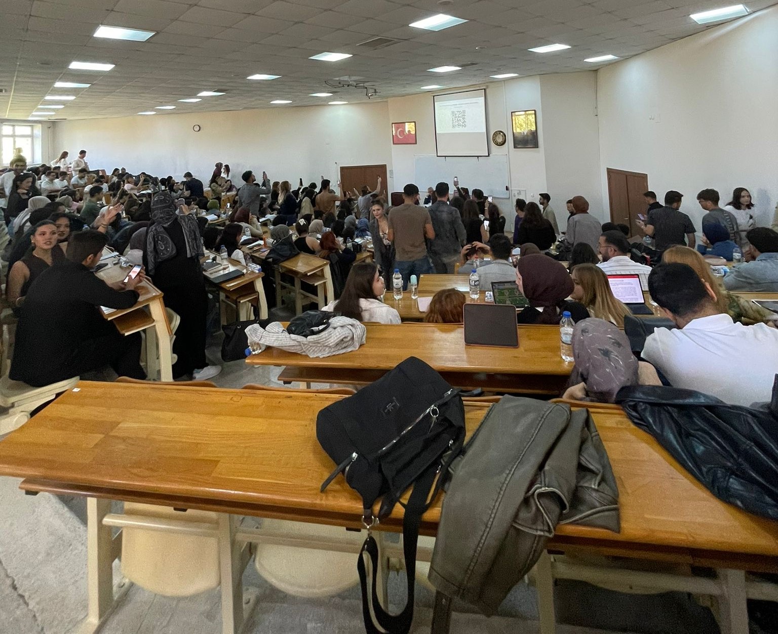 Hukuk Fakültesinde Öğrenciler Dertli (1)