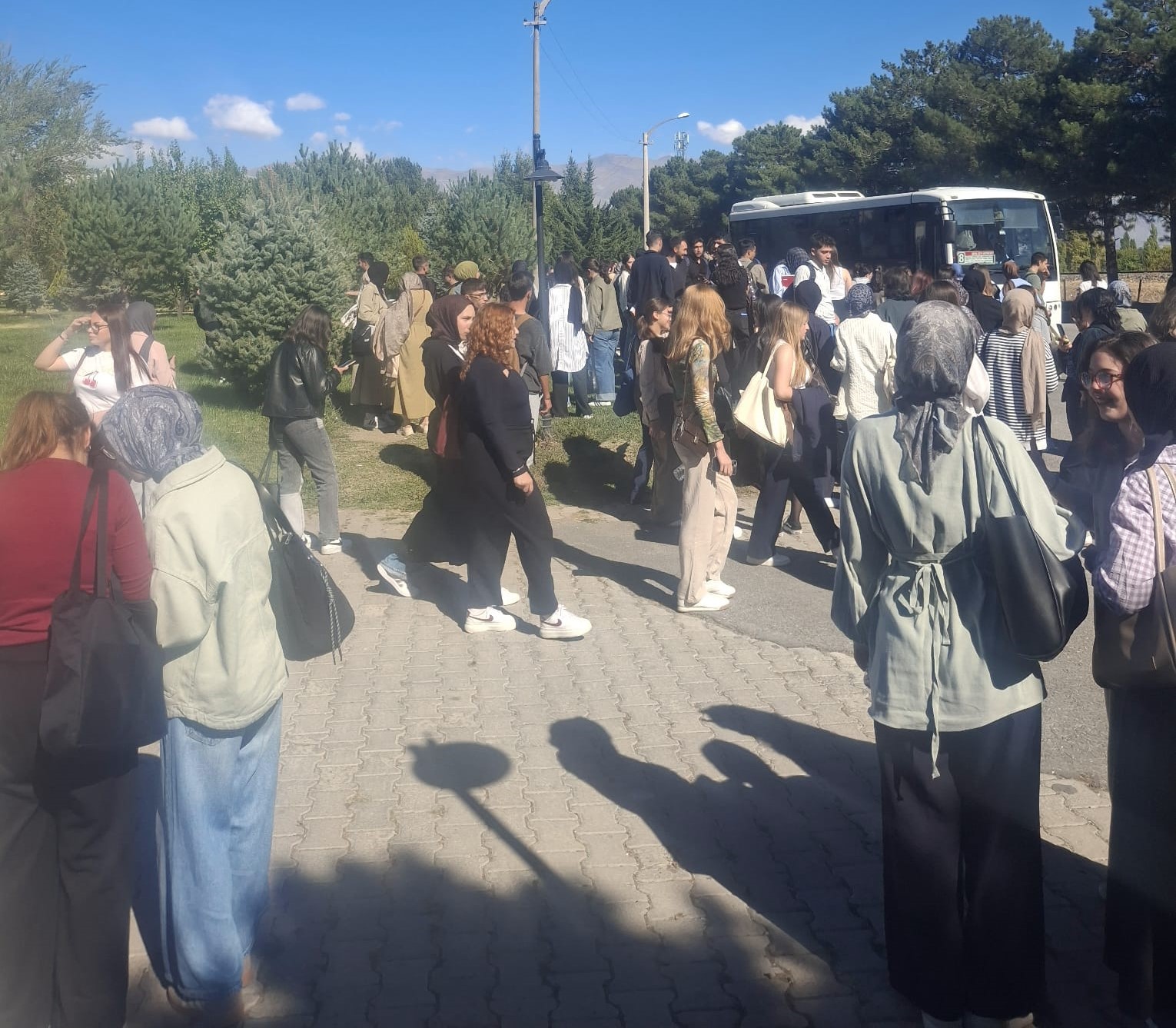 Hukuk Fakültesinde Öğrenciler Dertli (2)
