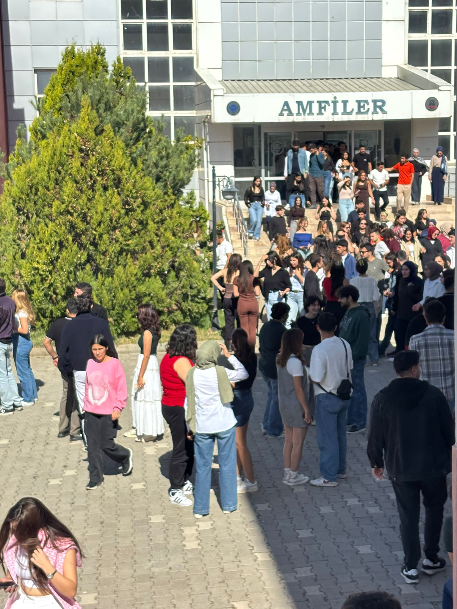 Hukuk Fakültesinde Öğrenciler Dertli (4)