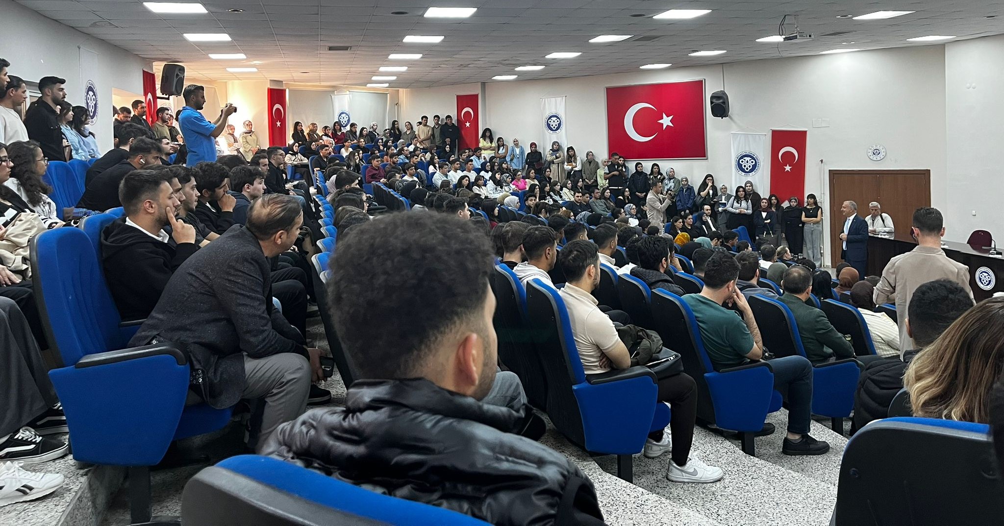 Hukuk Fakültesinde Öğrenciler Dertli (8)