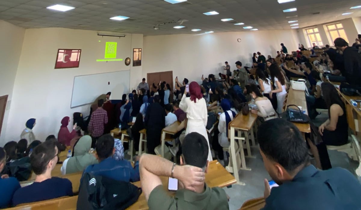 Hukuk Fakültesinde Öğrenciler Dertli (9)