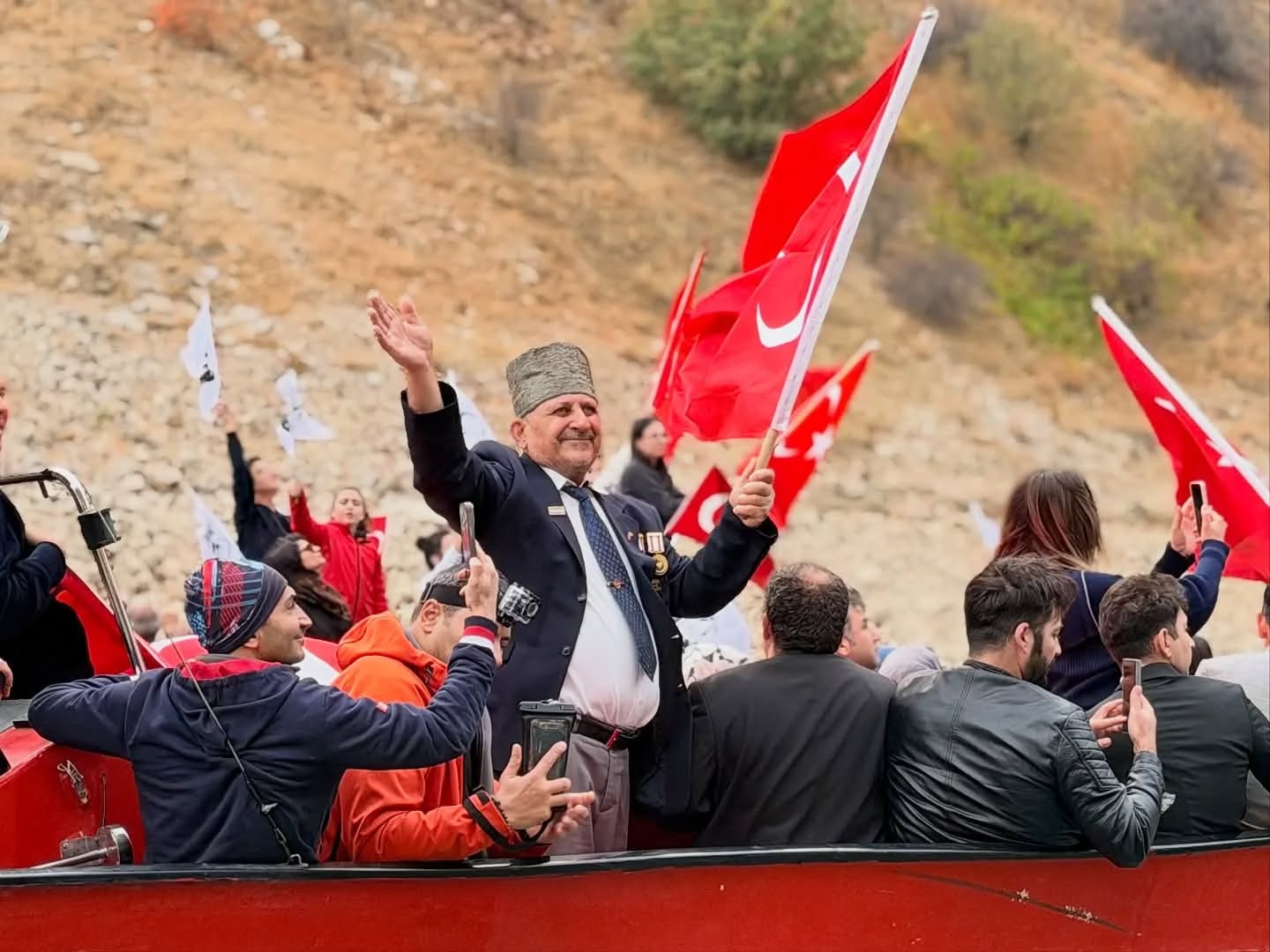 Kemaliye Karanlık Kanyon’da Türk Bayrağı Korteji (1)