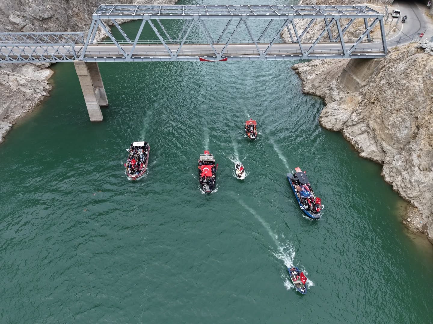 Kemaliye Karanlık Kanyon’da Türk Bayrağı Korteji (2)