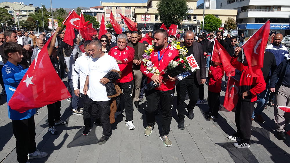 Serhat Sarıçiçek Çiçeklerle Karşılandı.2