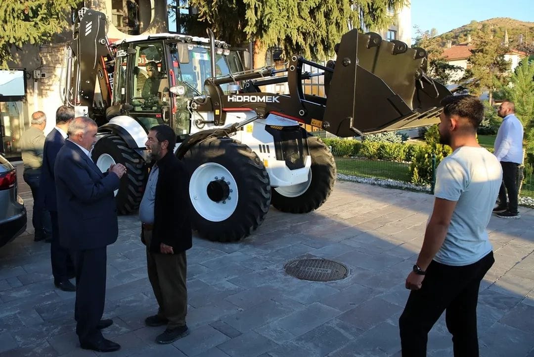 Üzümlüye hibe ile gelen bereket- İş makinesi