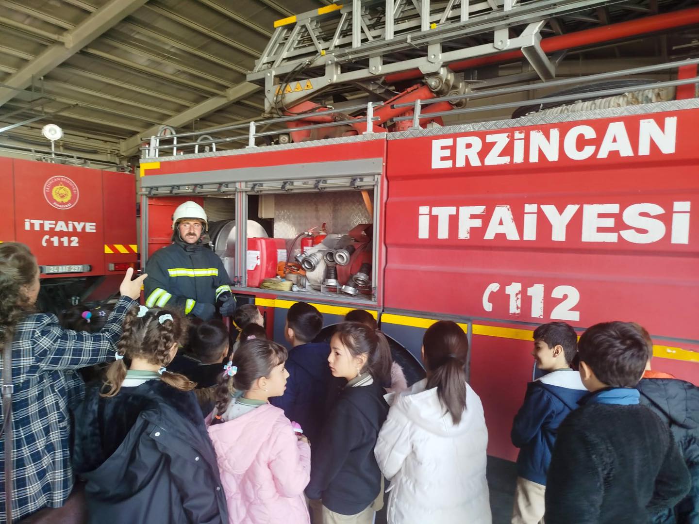 Gazi İlkokulu Öğrencilerinden İtfaiye Müdürlüğüne Ziyaret (1)