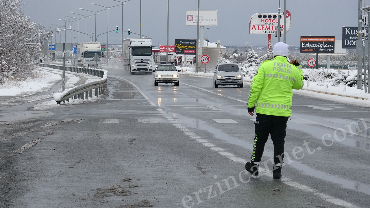 Erzincan Sivas Karayolu Ulaşıma Kapatıldı 1