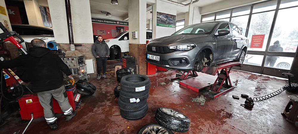 Erzincan’da Lastikçilerin Yoğun Mesaisi Sürüyor.1