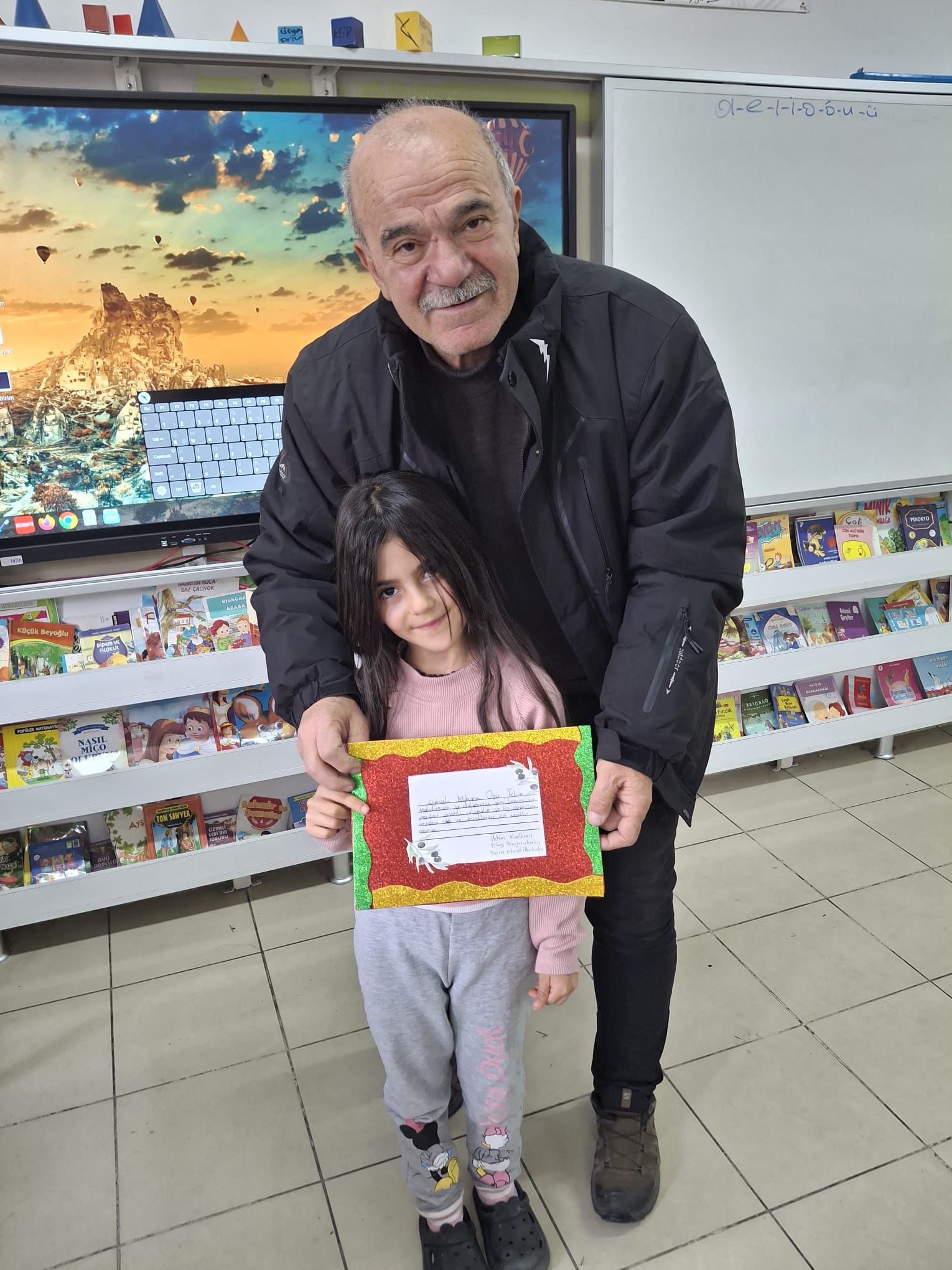 Erzincan'da Minik Öğrencilerden Muhtara Anlamlı Belge (1)