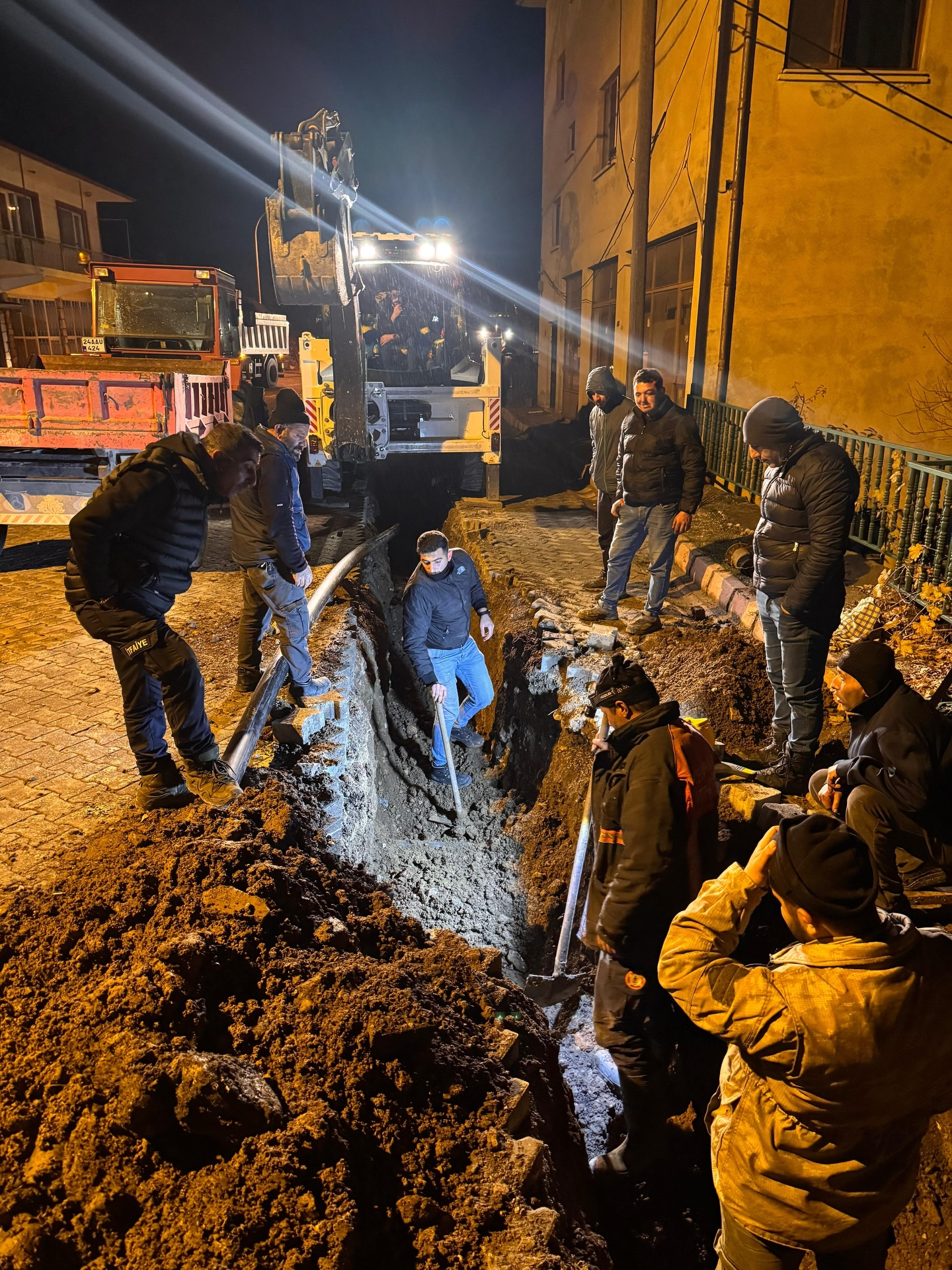 Erzincan'ın Ilçesinde Gecenin En Derin Saatlerinde Ayaktaydılar (2)