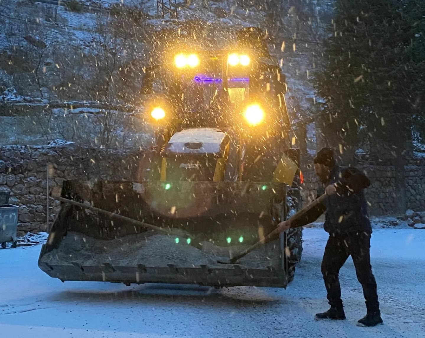 Kemaliye Belediyesi, Ilçe Genelinde Etkili Olan Kar Yağışı Nedeniyle Karla Mücadele Çalışmalarını Aralıksız Sürdürüyor