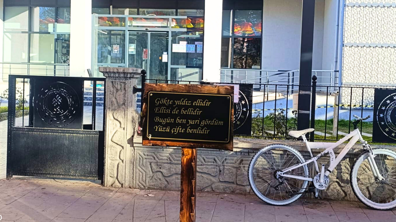 Şemsiyeli Sokak Mani