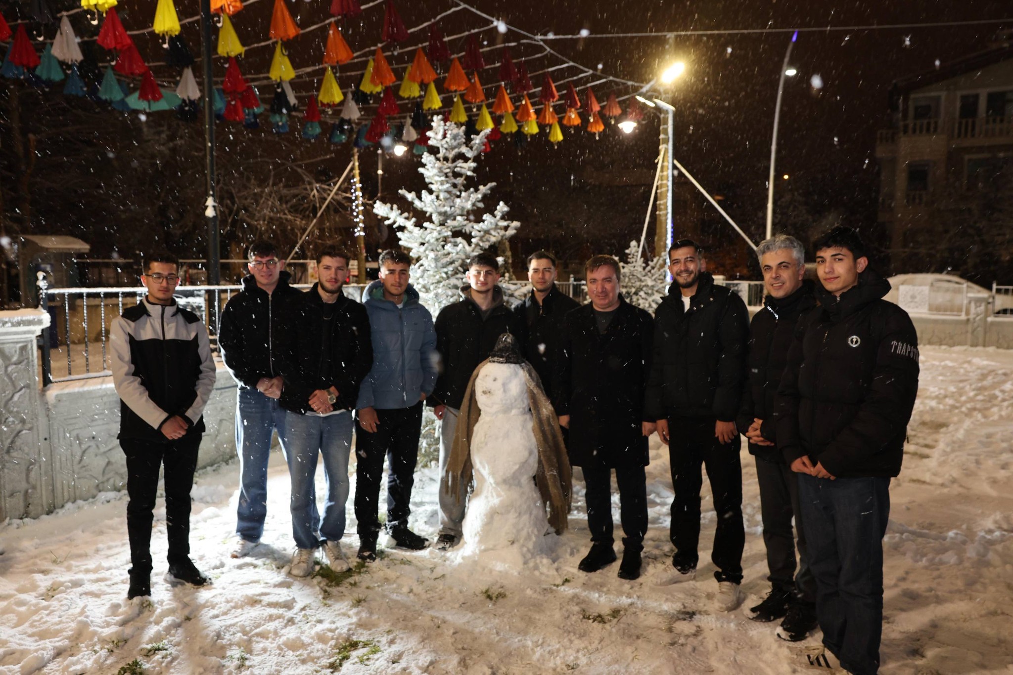 “3 Metre Kar Var” Mesajı Erzincan’da Gülümseten Anlara Dönüştü...-1