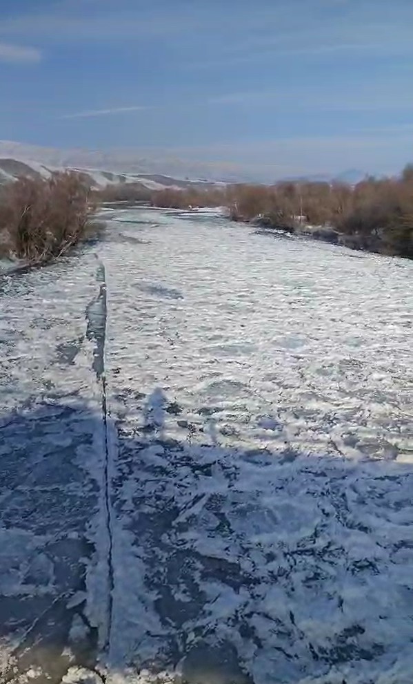 Fırat Nehri Buz Tuttu....