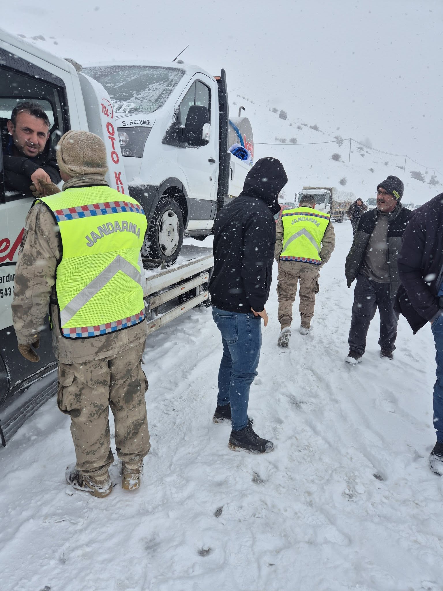 Son Dakika Pöske Dağı Geçidi Kar Nedeniyle Ulaşıma Kapatıldı (1)