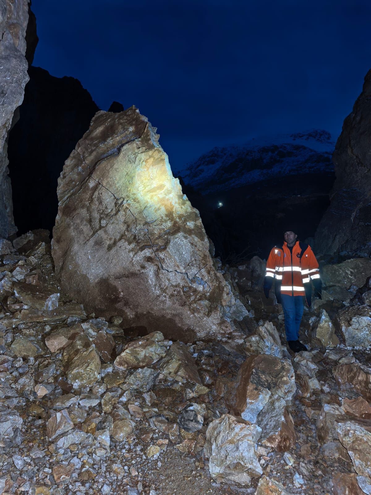 Taşyoluna Düşen Kayalar Yolu Kapattı (1)