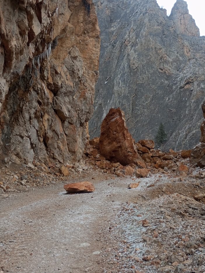 Taşyoluna Düşen Kayalar Yolu Kapattı (2)