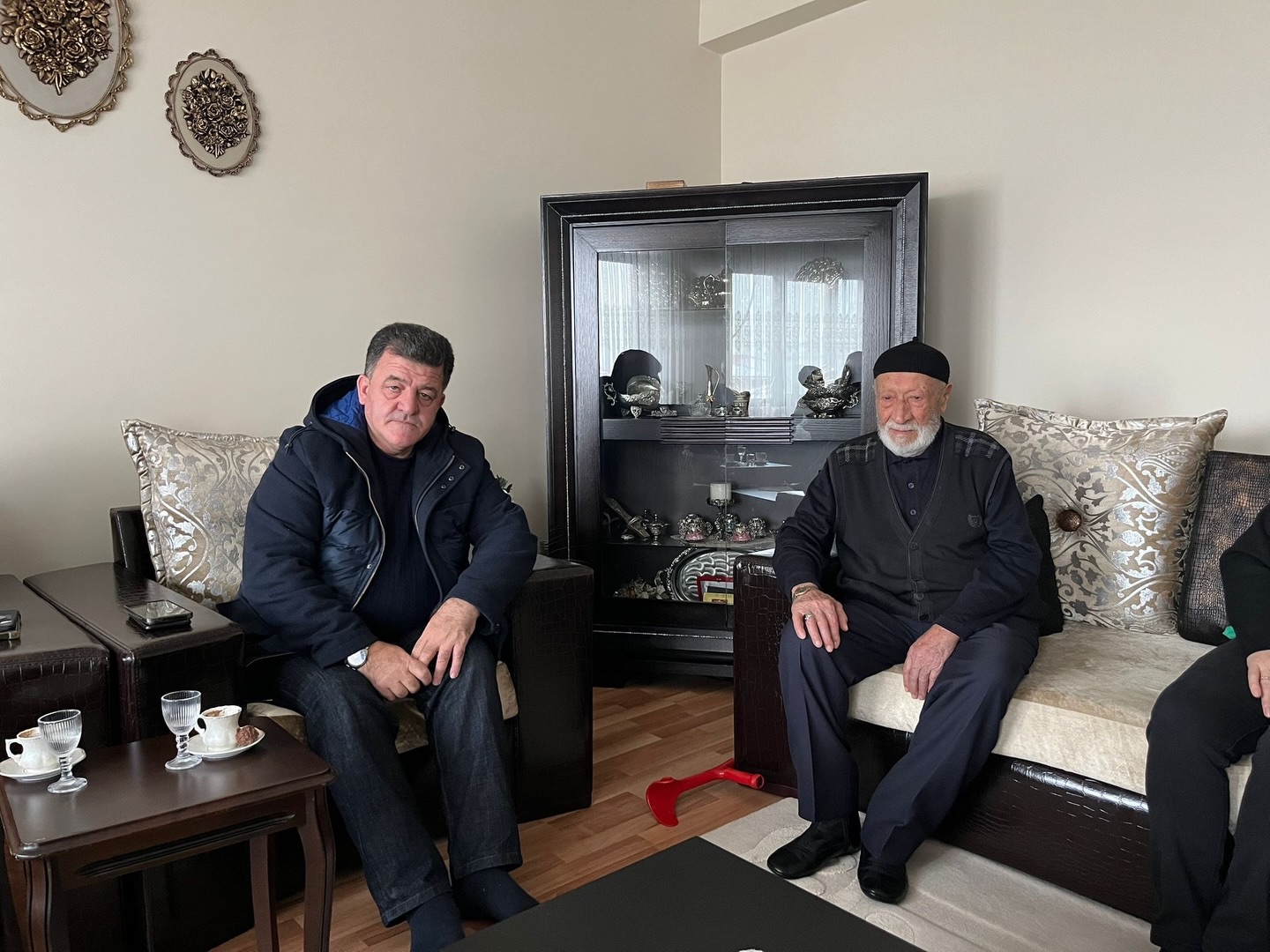 Vedat Çimen’in Kıymetli Eşi Hülya Çimen’i Ve Aynı Kazada Hayatını Kaybeden Kulüp Yöneticisi Merhum Cengiz Özker’in Kardeşi Ümit Özker’i Ziyaret Etti (2)