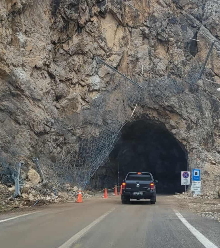 Erzincan'da tünel girişinde tehlike: Tel örgü sistemi çöktü 1