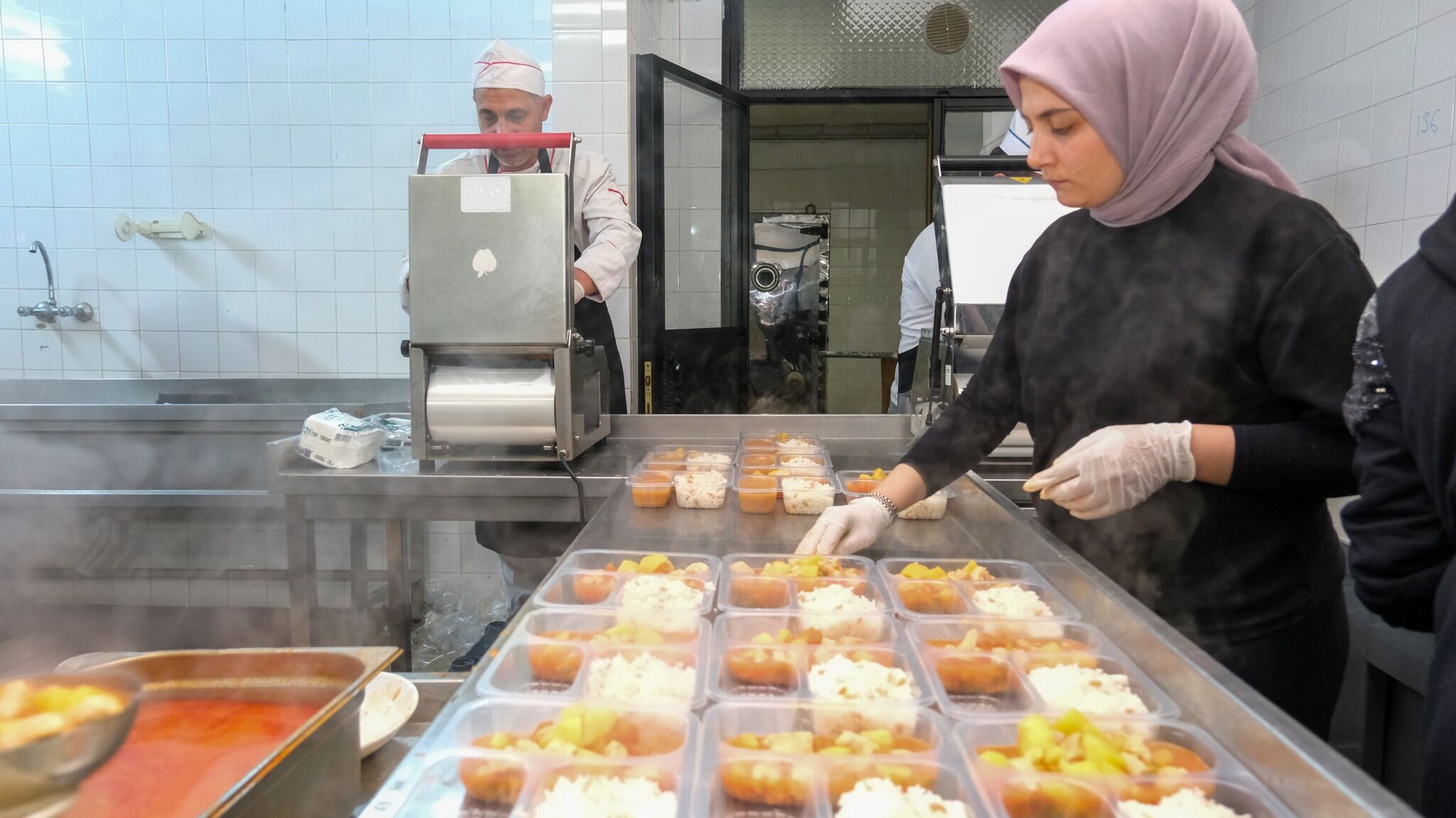 a ihtiyaç sahibi ve yaşlı vatandaşlara yönelik iftar yemeği hizmetini sürdürüyor.