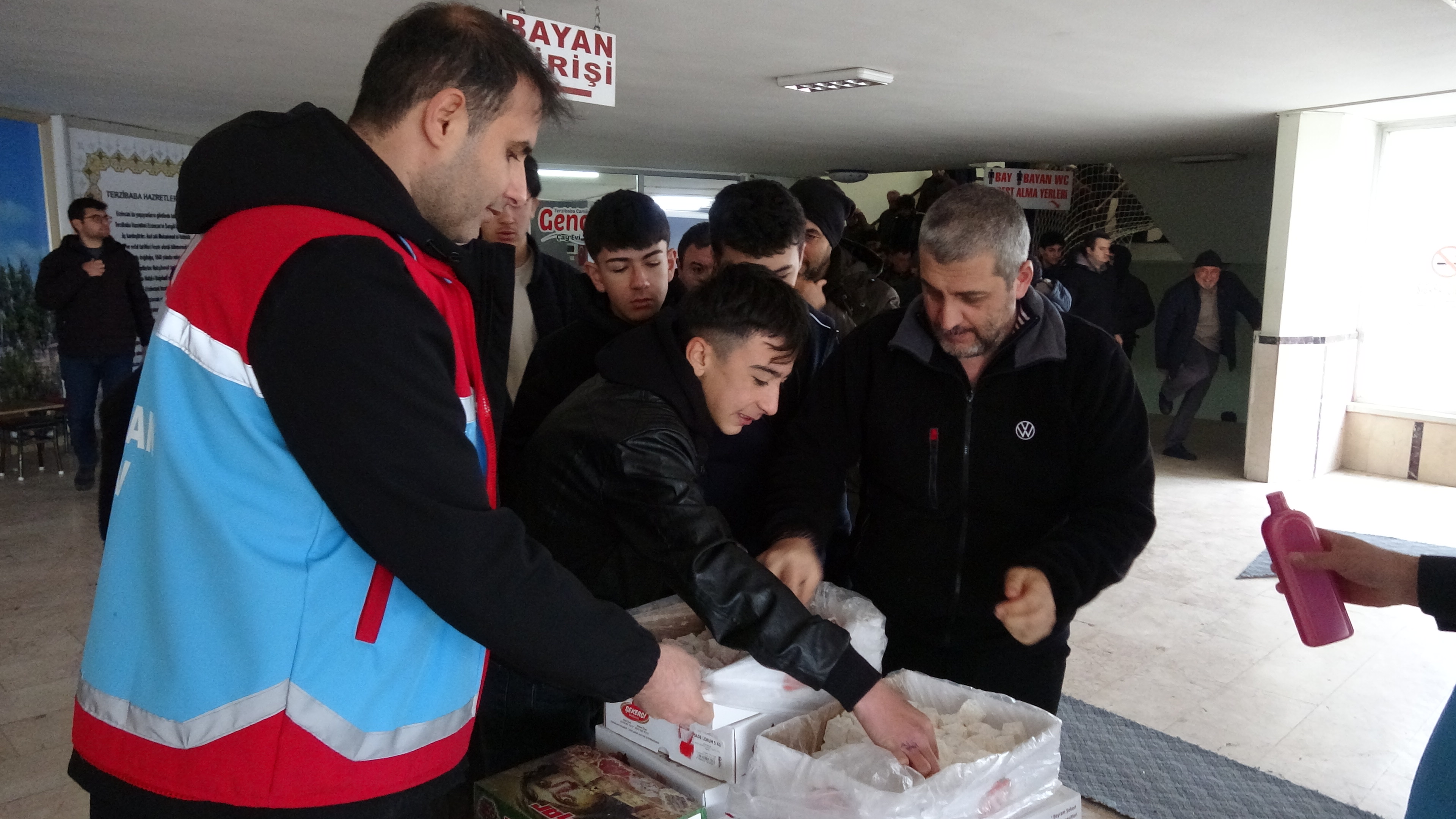 mevlit çıkışı lokum dağıtım