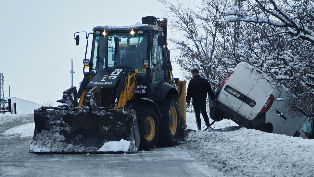 Erzincan’da Buzlu Yol Kazaya Neden Oldu