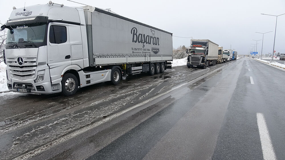 Erzincan’da Yoğun Kar Yağışı Karayolunda Da Ulaşımı Etkiledi 1