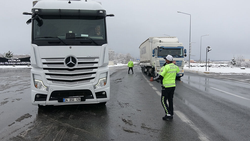 Erzincan’da Yoğun Kar Yağışı Karayolunda Da Ulaşımı Etkiledi 2